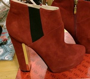 GUESS! NEW WOMEN/'S CORELINE GOLD TONE PLATE SUEDE BOOTIES